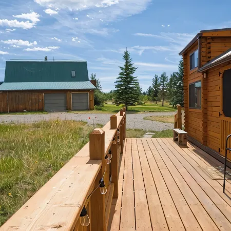 Cozy Log Cabin, Mountain View, AC, WiFi, 4 mi. to town, 16 minutes from airport.