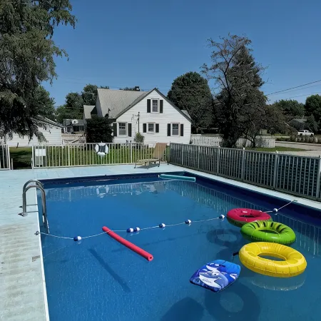 Entire house in Speedway! Pool~Big Yard~King Beds