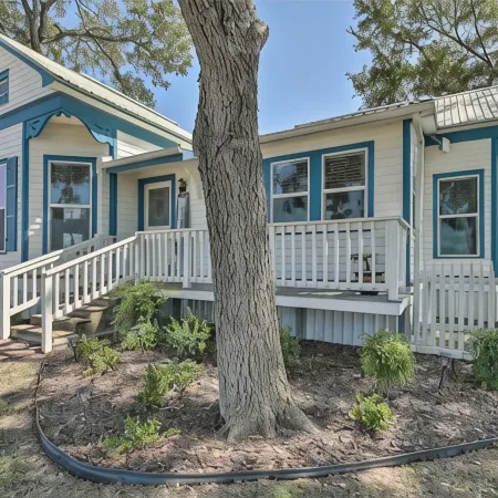 Farmhouse+5 acres.Close to town but still country!