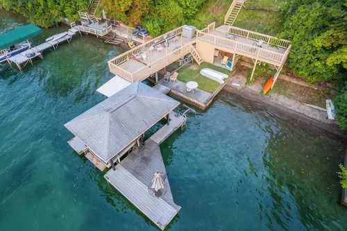 Spacious home with private lake front - Wifi