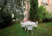 Historic house with garden in front of the Grotta Giusti Thermal pool near Lucca