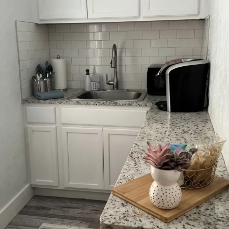 Newly renovated cozy cottage, located in the backyard of my home.