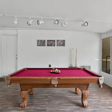 Group Getaway Retreat: Hot tub, Game Room, Cinema & Firepit