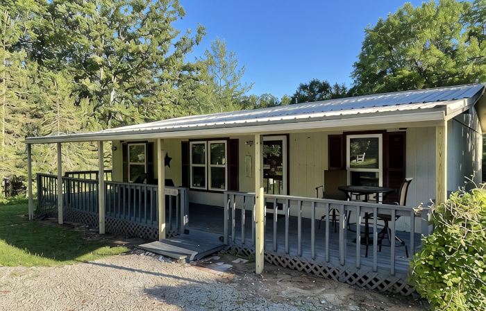 3 Bedroom 2 Bath Cabin nestled in the woods minutes from Mark Twain Lake.