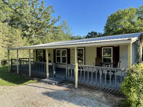 3 Bedroom 2 Bath Cabin nestled in the woods minutes from Mark Twain Lake. - 3-Star