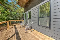 Lux Couples Retreat: Hot Tub & Sleep Number Bed