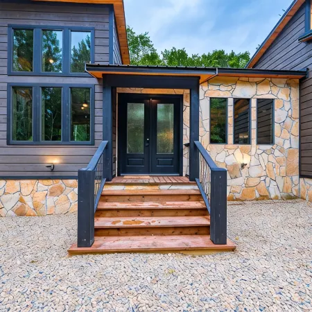 WILL HIKE FOR TACOS luxury spacious cabin, cozy, quiet, amazing deck. sleeps 8