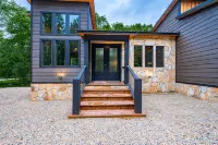 WILL HIKE FOR TACOS luxury spacious cabin, cozy, quiet, amazing deck. sleeps 8 - Chalets