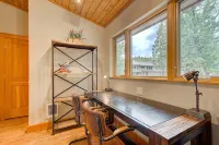 Mountain Views, Hot Tub & Sauna! Cozy Fireplace, 10-Minutes from the Slopes!