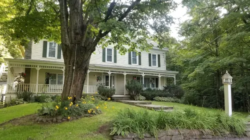 GREAT FOR FAMILIES! 3 MINUTE WALK TO MAIN STREET & 1 MILE FROM WINDHAM SKI MT.