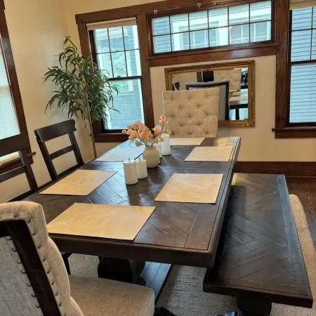 Midtown Manor: Full Kitchen + A/C + Backyard + Washer & Dryer