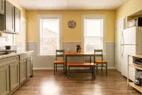 Spacious family friendly 3BR 1st FL apt. Kelly SQ, collages & universities