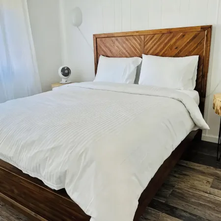 Lakefront Retreat. Saltwater Hot Tube, Dock,Kayaks and Fish Gear Included!