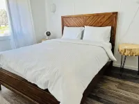 Lakefront Retreat. Saltwater Hot Tube, Dock,Kayaks and Fish Gear Included!
