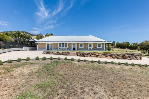 Vintners Retreat: Stylish Retreat near Sea & Vines