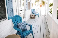 Designer Home for 8 Walk to Downtown Dunedin and Waterfront Pets Ok