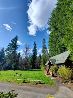 Riverfront Luxury Cabin #9 at The Log Cabin Inn