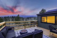 Stylish 2-bedroom Cabin with Breathtaking Mountain Views + Hot Tub