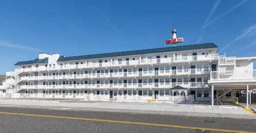 Cape Cod Inn Condos -# 307- Cocktails & Dreams with Ocean + Pool Views - Homestays