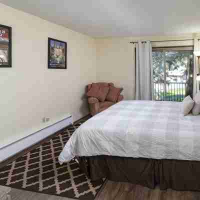 Private, Quiet 2 Bedroom Condo w/ Pool & Hot Tub Rooms