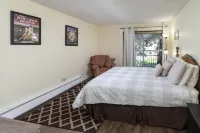 Private, Quiet 2 Bedroom Condo w/ Pool & Hot Tub