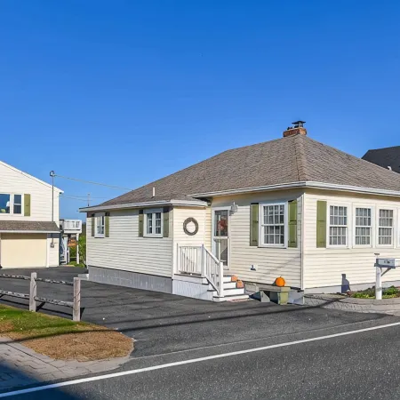 Private access to the beach! Sleeps 9.
