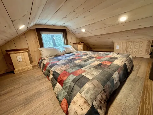Cozy tiny cabin with Loft 10 minutes from DuPont State Park - 2-Star