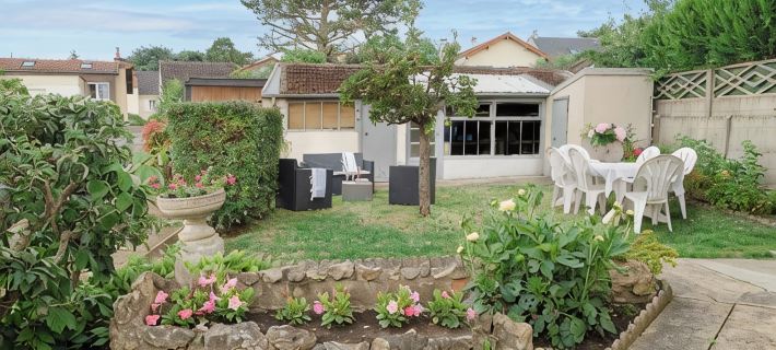 House in the center of Versailles, 5 minutes from the château and freeway Hoteles en Versalles