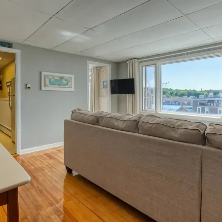 Coastal downtown 1 Bed, 1 Bath, full kitchen w/ harbor view