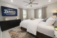 Roadrunner Retreat — Romantic Desert Villa · Private Hot Tub Lounge - Villas