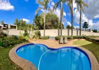 Azinnia Rivonia Guest House - Pensionat