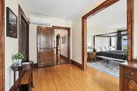 Spacious 7-bedroom house- unique history, modern comforts and incredible views - พร้อมระเบียง
