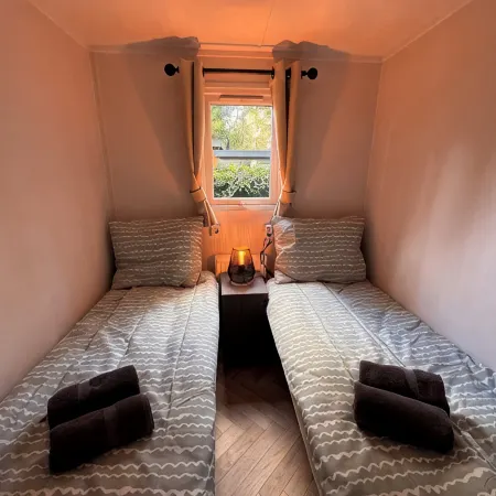Deluxe chalet with private outside jacuzzi. 헨덜루 호텔