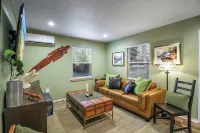 Gator Getaway - Charming 2-bedroom cottage with WiFi, AC in delightful Anahuac. - Wifi