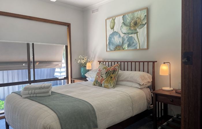 Poppies@Clunes Centrally located 80s-style home Cosy, comfortable & relaxing !