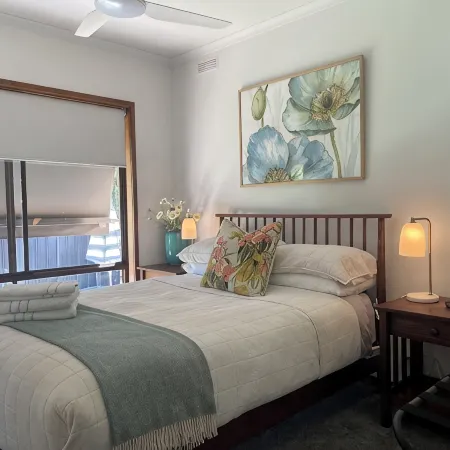 Poppies@Clunes Centrally located 80s-style home Cosy, comfortable & relaxing !