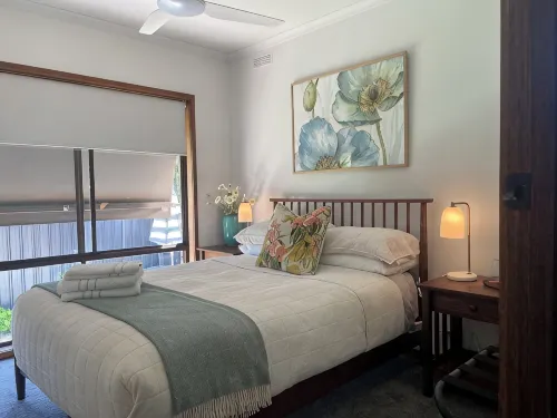 Poppies@Clunes Centrally located 80s-style home Cosy, comfortable & relaxing !