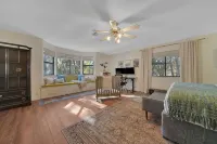 Family & Dog friendly Fenced 5Acr: Pool Table, Playground, Firepit, BBQ, Starlnk
