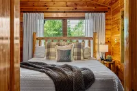Luxurious, Romantic, Cozy Cabin/Great Reviews/Close to Town/Clean/Hot tub! - Romantic