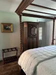 Carriage House under Live Oaks In Historic Downtown Beaufort with Patio Garden