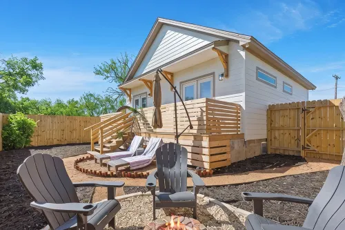 Stay in this Brand-New Luxury Villa! Near Baylor University and Silos!! - Homestays
