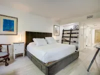 Key Biscayne Luxury Retreat - Fully Remoleded 3 Bedroom 2,000 SF Residence Hotels in Key Biscayne