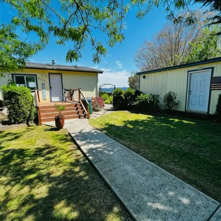 Waterfront Hoodsport Cabin, Hood Canal Beach Oasis