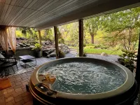 Hot Tub with a View, Private Modern Garden Level Apartment, Conservancy Access - Homestays