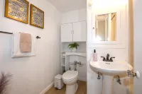 Chic Condo w Parking, AC and Steps to Beach and Convention Center - Balkon