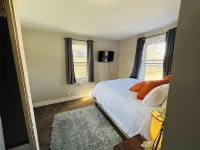 Charming. Cozy. Central Location. - Bungalows