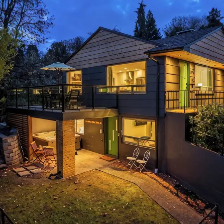 Luxury Spa, Patio, Deck & Views of Puget Sound in the Heart of Old Town, Tacoma