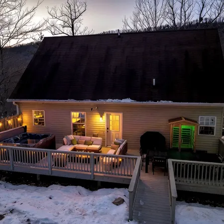 Massanutten Escape: Pool pass, Hot Tub, Sauna, Movie Theater, Game Rm, Fire pit