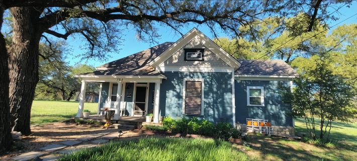 Remodeled Modern Farmhouse on acreage near ALL area attractions!!! Hotels in Somervell County