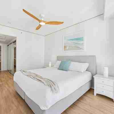 Ocean View 3-Bed with Gym, Pool, Sauna & Parking Rooms
